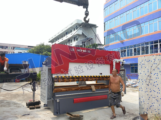 廣東劍喬引進數(shù)控折彎機實拍圖